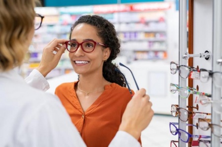 Comment bien choisir votre loupe pour la lecture et les loisirs ?
